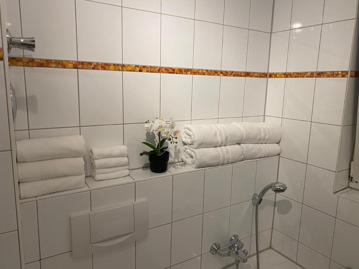 3 Zimmer Apartment In S-Bahn Naehe, 76 Qm, Max 5 Pers, 30Qm Dachterasse, Garage, Internet 1000 Mbit Gärtringen Extérieur photo